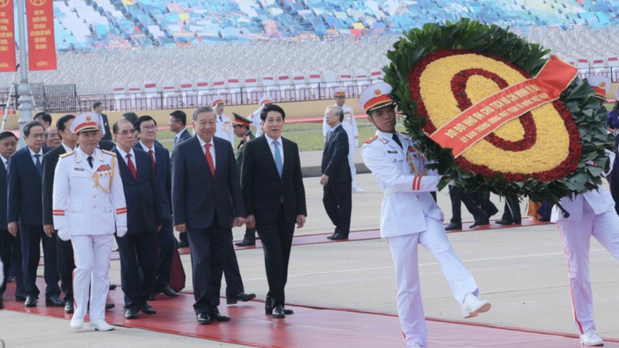 Party, State leaders pay tribute to President Ho Chi Minh